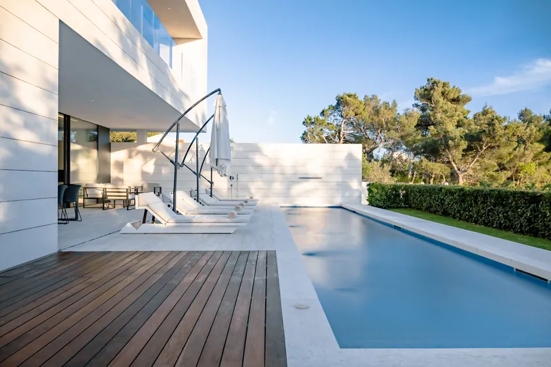 The pool of Villa Calma I running along the timber deck